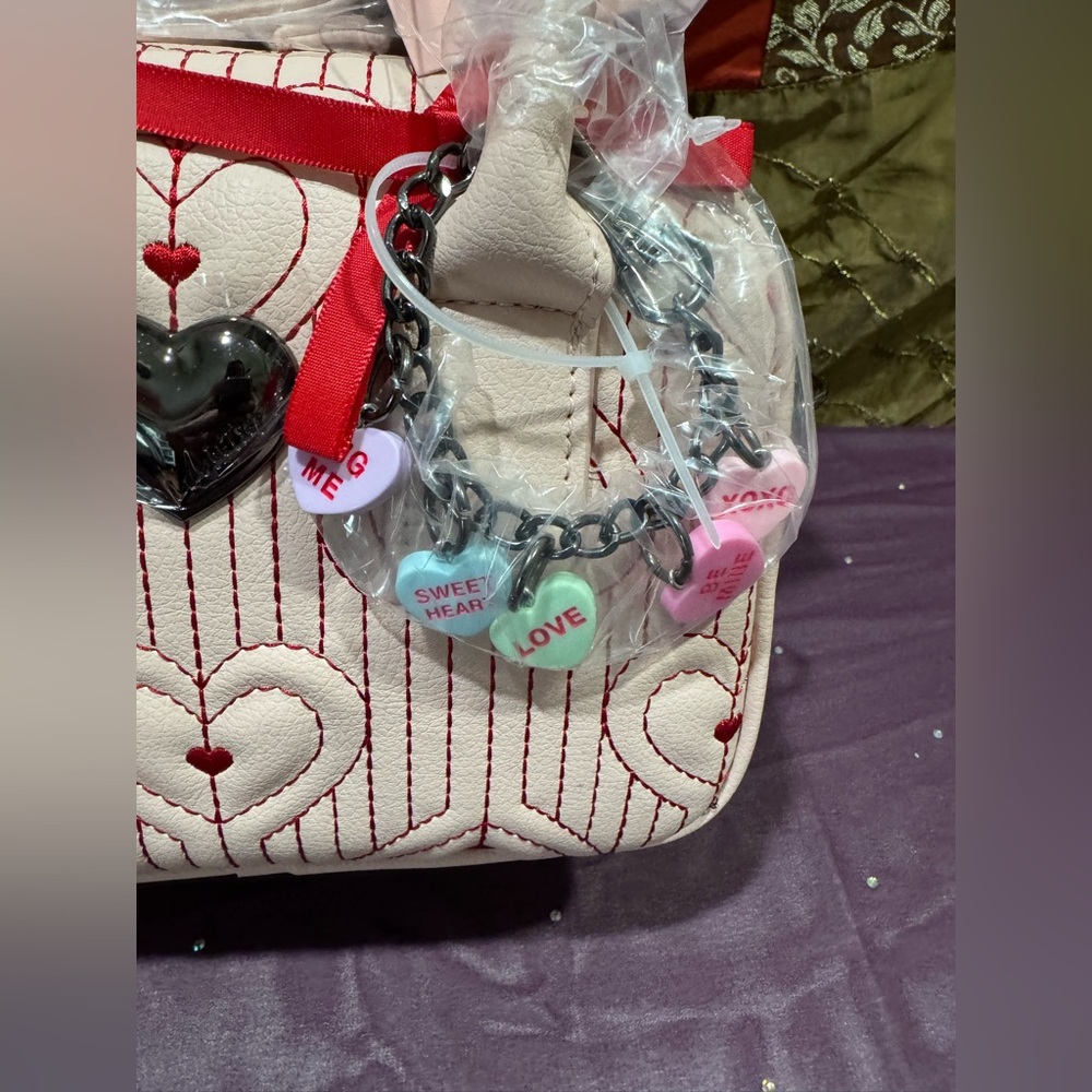 Betsey Johnson Heart Patterned Cream Bag with Bag Charm/ Bracelet - Picture 2 of 7